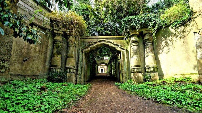 Highgate-Cemetery-Photo