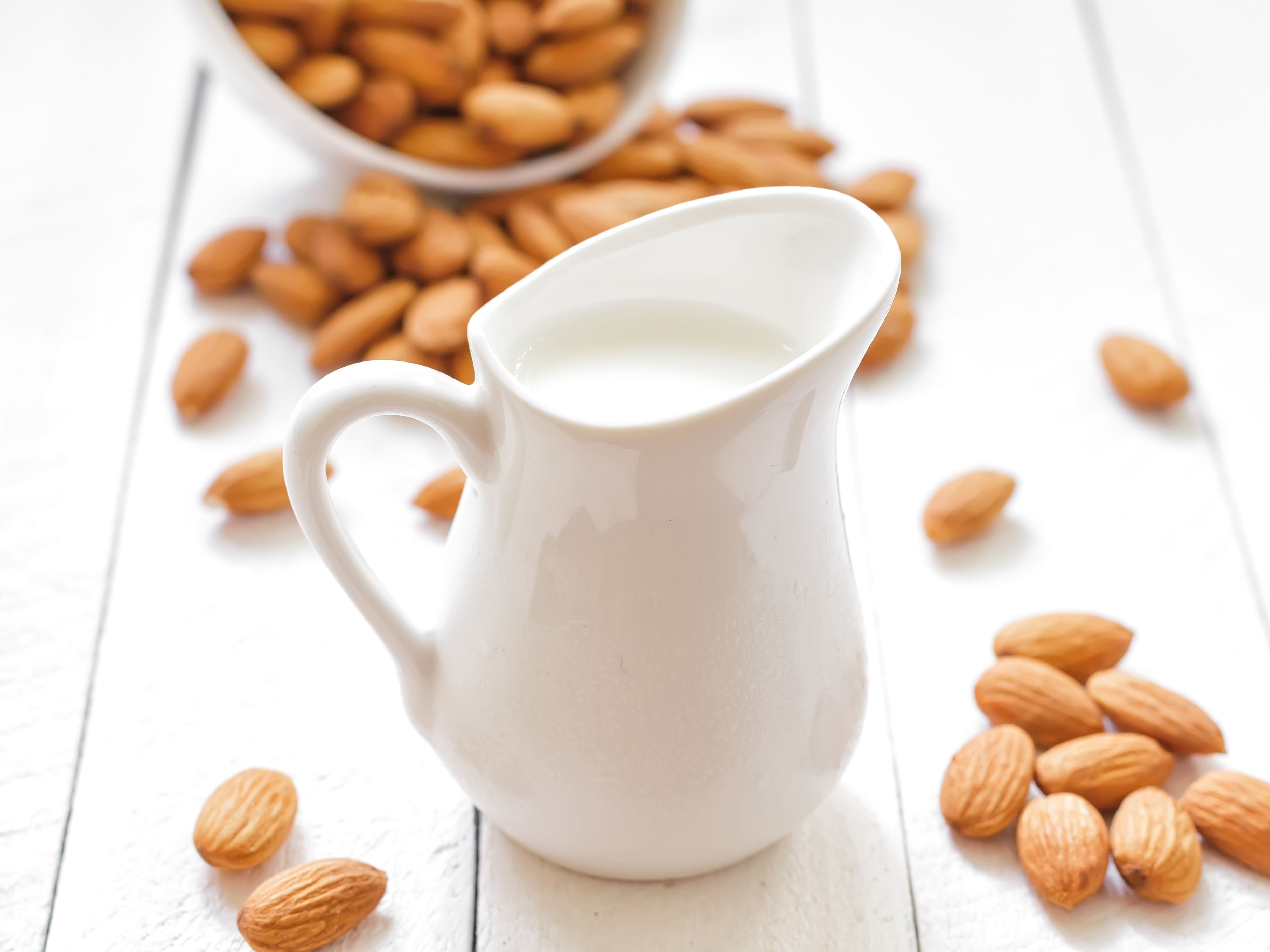 almond-milk-680287428-5ac11adfc67335003798629d