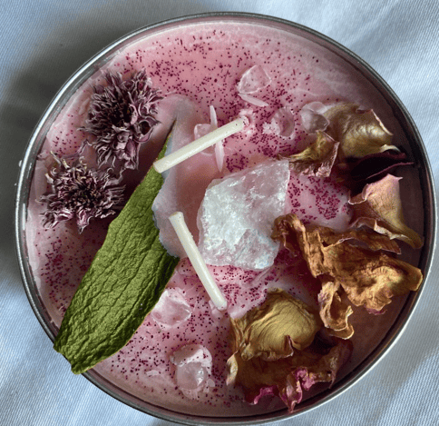 The 'Love Candle' contains pink quartz which offers harmony, peace and has the power to heal negative emotions
